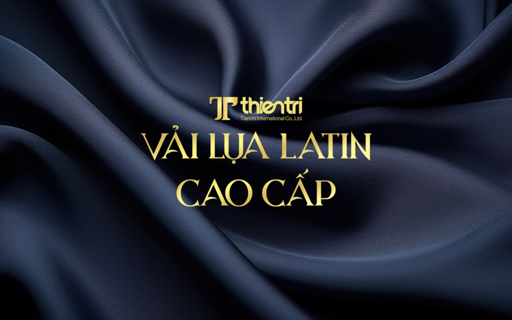 Cận cảnh bề mặt vải lụa latin màu xanh đen sang trọng và mềm mại. Hình ảnh có kèm logo Thiên Trì (Tianchi International Co., Ltd.) và dòng chữ nổi bật "Vải lụa latin cao cấp