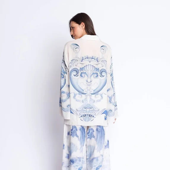Bộ trang phục may từ vải in họa tiết Baroque Ocean, nhìn từ mặt sau