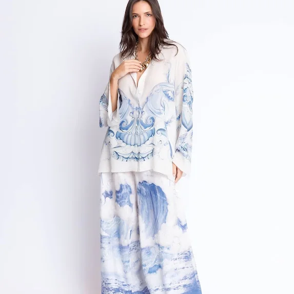 Bộ trang phục may từ vải in họa tiết Baroque Ocean, nhìn từ mặt trước