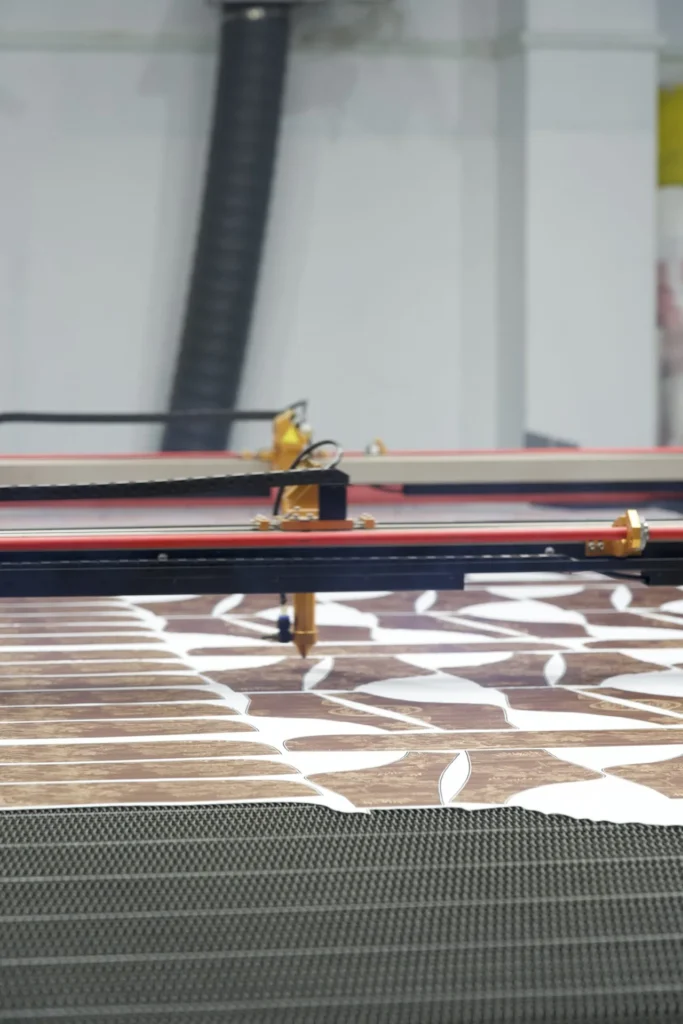 Máy cắt laser đang cắt vải theo rập