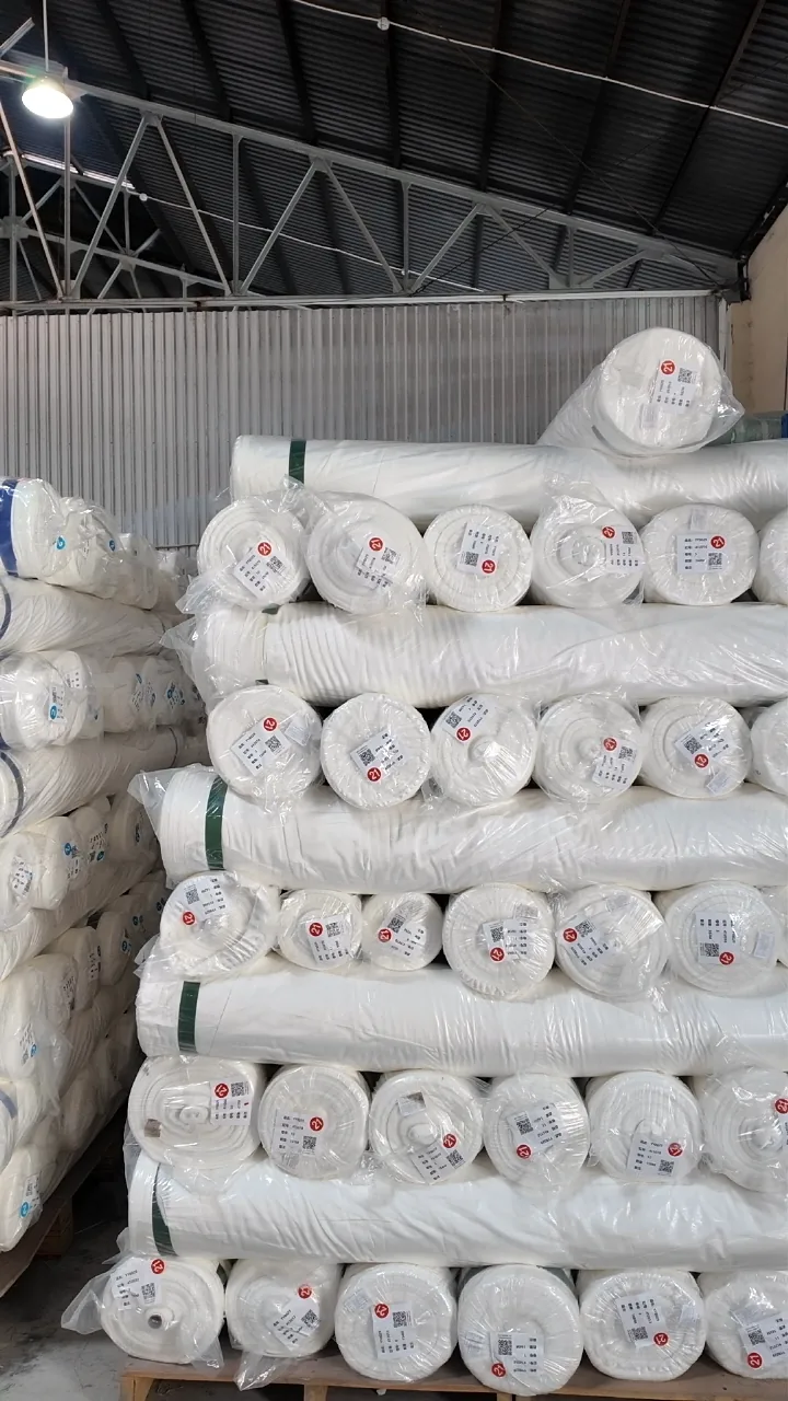 Kho vải cuộn trắng xếp cao trong nhà xưởng Thiên Trì