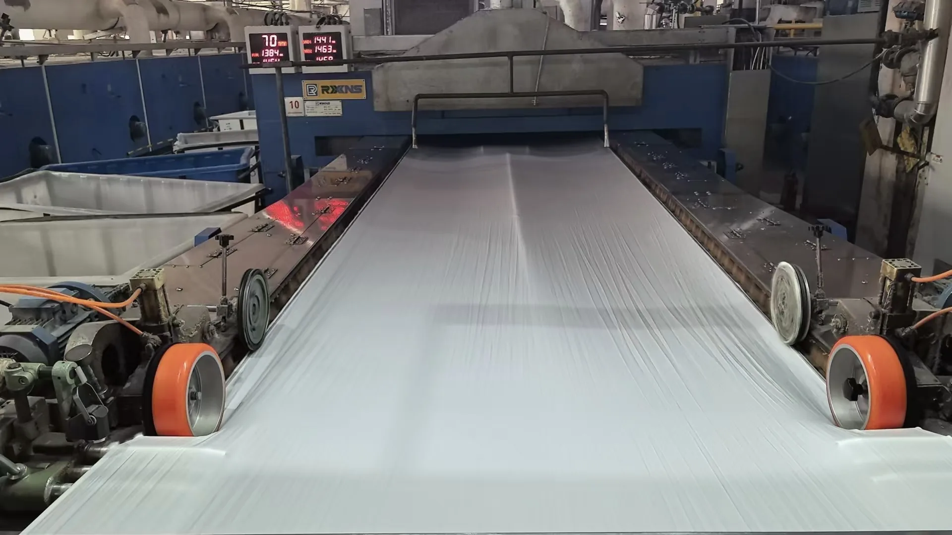 Máy cán vải khổ lớn đang chạy trong xưởng