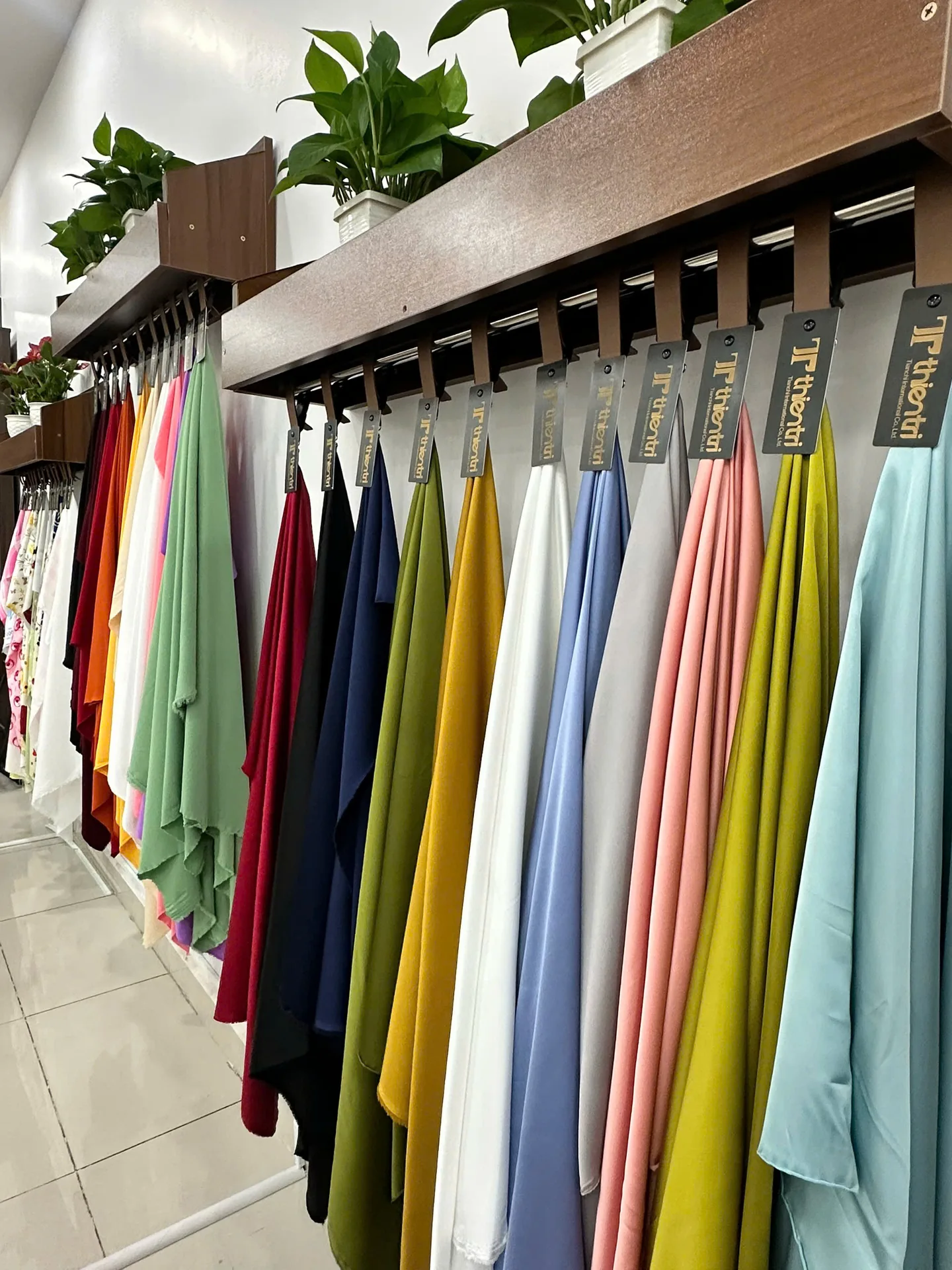 Showroom Thiên Trì trưng bày vải nhiều màu treo trên giá