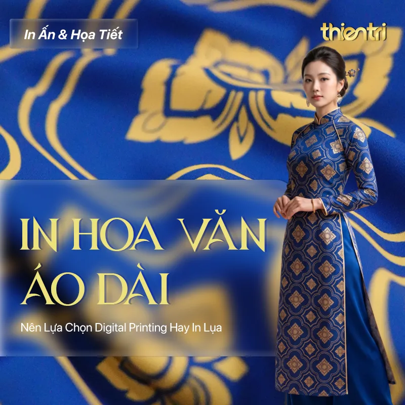 Thẻ tiêu đề bài In Hoa Văn Áo Dài, chữ vàng trên nền người mẫu mặc áo dài hoa văn vàng trên nền xanh, kèm logo Thiên Trì Textiles Factory