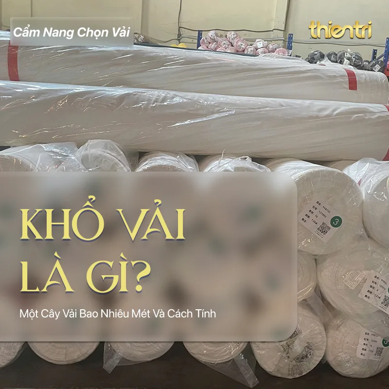 Thẻ tiêu đề bài Khổ Vải Là Gì, chữ vàng trên nền dãy cuộn vải bọc nilon xếp trong kho, kèm logo Thiên Trì Textiles Factory