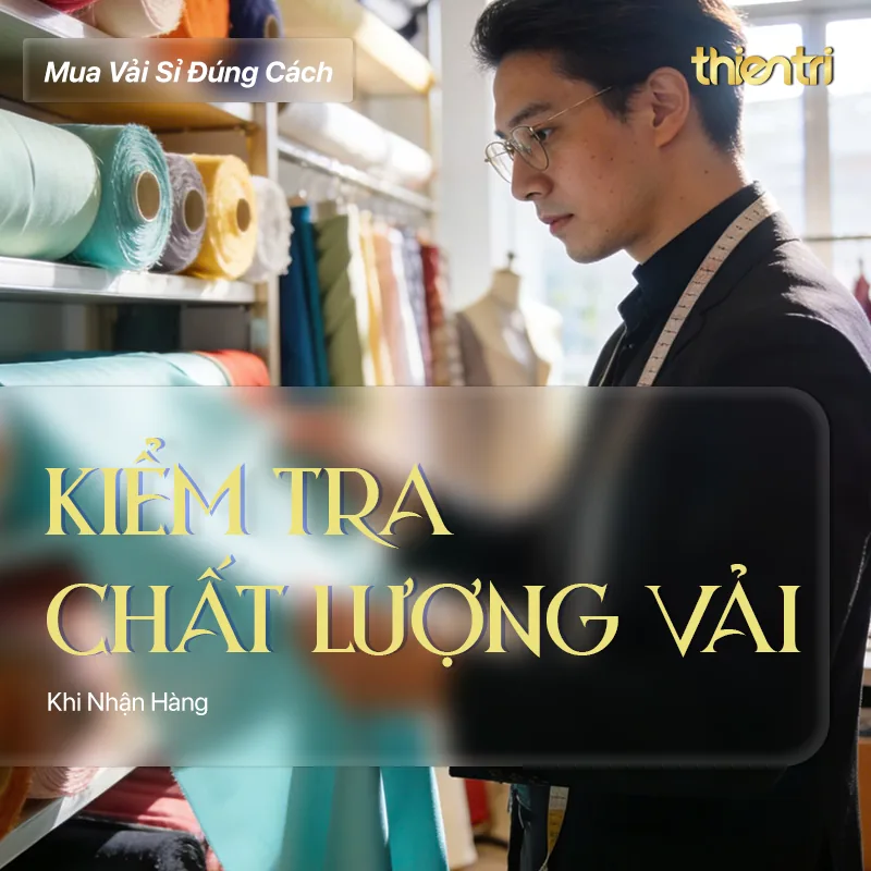 Thẻ tiêu đề bài Kiểm Tra Chất Lượng Vải Khi Nhận Hàng, chữ vàng trên nền nhân viên đeo thước dây đang kiểm vải trước kệ cuộn vải nhiều màu, kèm logo Thiên Trì Textiles Factory