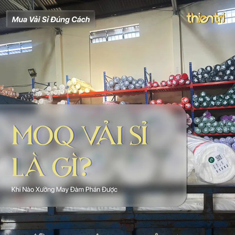 Thẻ tiêu đề bài MOQ Vải Sỉ Là Gì, chữ vàng trên nền các cuộn vải xếp trên kệ trong kho, kèm logo Thiên Trì Textiles Factory