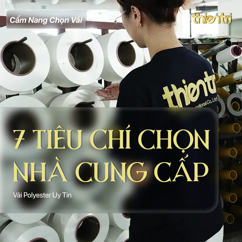 Thẻ tiêu đề bài 7 Tiêu Chí Chọn Nhà Cung Cấp Vải Polyester, chữ vàng trên nền nhân viên mặc áo đồng phục Thiên Trì đứng bên dàn ống sợi trắng, kèm logo Thiên Trì Textiles Factory
