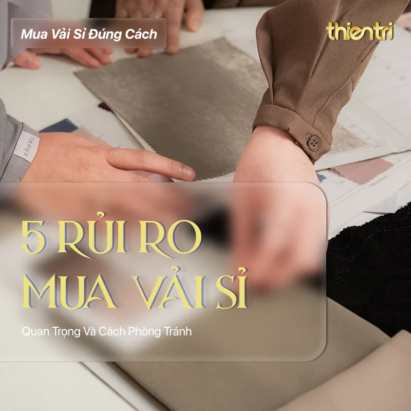 Thẻ tiêu đề bài 5 Rủi Ro Mua Vải Sỉ, chữ vàng trên nền hai bàn tay đang kiểm các mẫu vải đặt trên bàn, kèm logo Thiên Trì Textiles Factory