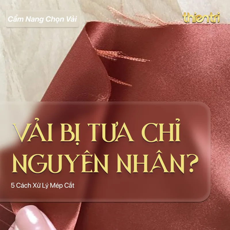 Thẻ tiêu đề bài Vải Bị Tưa Chỉ Nguyên Nhân, chữ vàng trên nền cận cảnh mép vải hồng đất bị tưa sợi, kèm logo Thiên Trì Textiles Factory