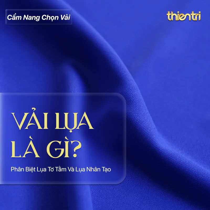 Thẻ tiêu đề bài Vải Lụa Là Gì, chữ vàng trên nền nền vải lụa màu xanh coban bóng, kèm logo Thiên Trì Textiles Factory
