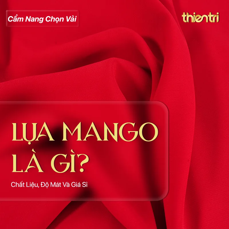 Thẻ tiêu đề bài Lụa Mango Là Gì, chữ vàng trên nền nền vải lụa màu đỏ tươi với nếp gấp mềm, kèm logo Thiên Trì Textiles Factory