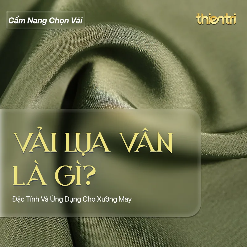 Thẻ tiêu đề bài Vải Lụa Vân Là Gì, chữ vàng trên nền nền vải màu xanh ô liu với nếp gấp xoắn, kèm logo Thiên Trì Textiles Factory