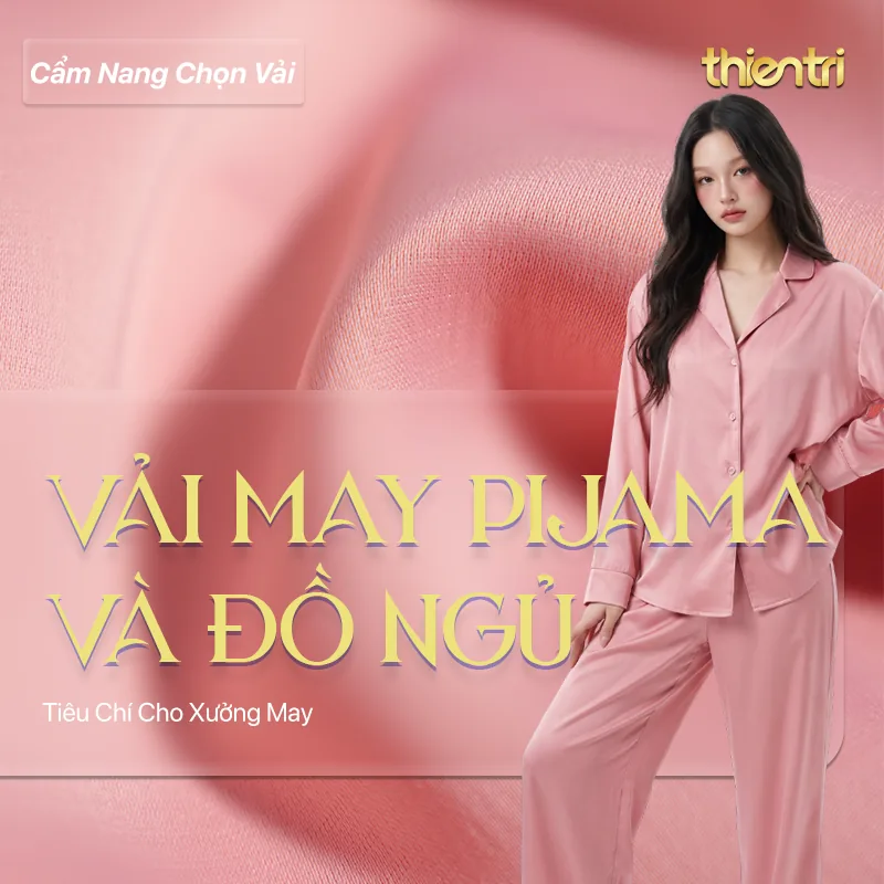 Thẻ tiêu đề bài Vải May Pijama Và Đồ Ngủ, chữ vàng trên nền người mẫu mặc bộ pijama lụa màu hồng, kèm logo Thiên Trì Textiles Factory