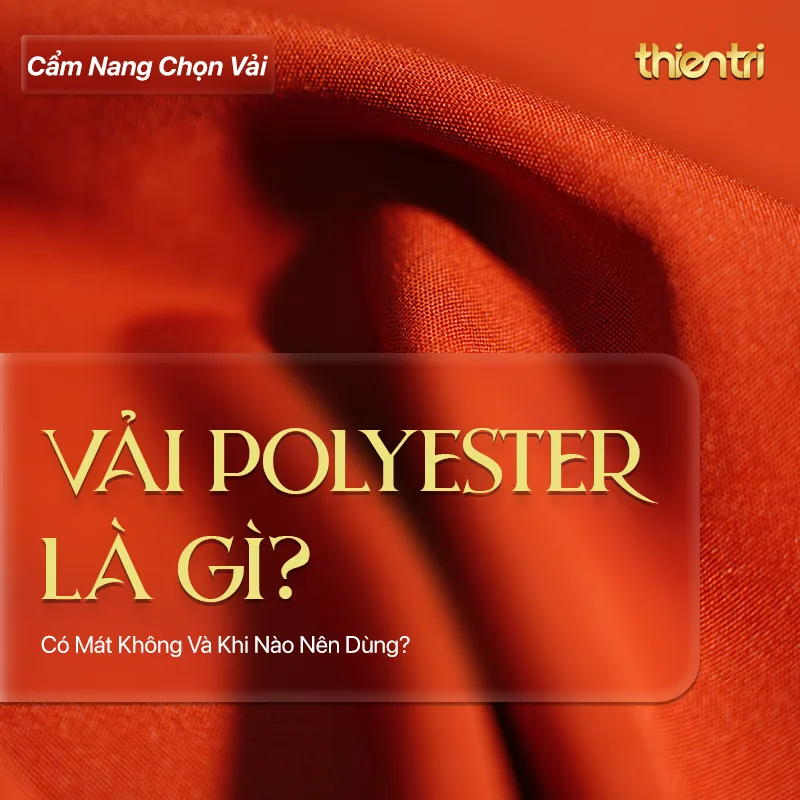 Thẻ tiêu đề bài Vải Polyester Là Gì, chữ vàng trên nền nền vải màu cam đỏ với nếp gấp mềm, kèm logo Thiên Trì Textiles Factory