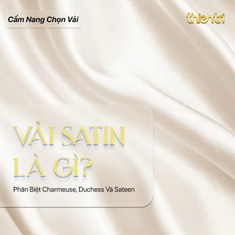 Thẻ tiêu đề bài Vải Satin Là Gì, chữ vàng trên nền nền vải satin màu trắng ngà bóng mượt, kèm logo Thiên Trì Textiles Factory