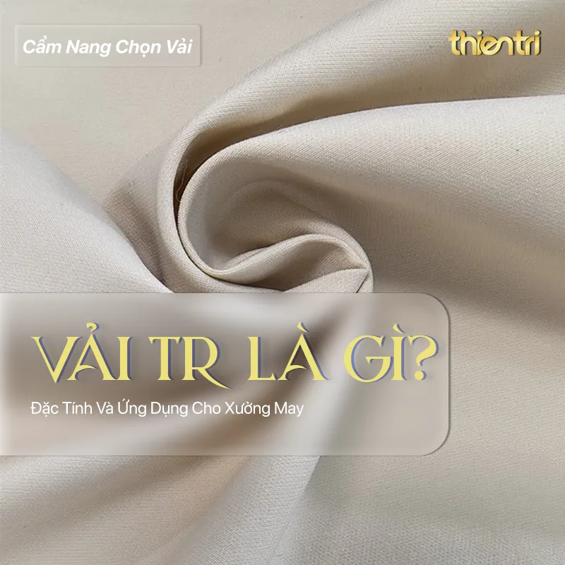 Thẻ tiêu đề bài Vải TR Là Gì, chữ vàng trên nền nền vải màu be kem xoắn thành nếp, kèm logo Thiên Trì Textiles Factory